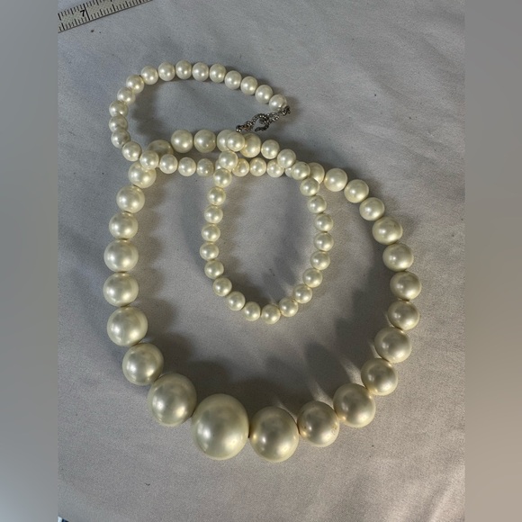 Long graduated size pearl bead statement necklace - Picture 5 of 5
